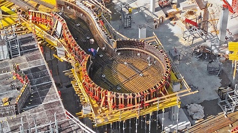 Die ständig wechselnden Radien der gekrümmten Beckenränder wurden maßgenau mit der stufenlos einstellbaren RUNDFLEX Rundschalung hergestellt.