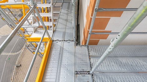 Die Ausbildung der Ecken und Übergänge mit Systembauteilen schafft ebene Belagflächen ohne gefährliche Stolperfallen. 