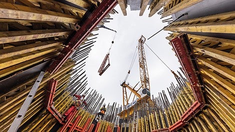The VARIO GT 24 Girder Formwork formed the ideal basis for each construction section of the pylon. If necessary, it could be combined with other PERI formwork systems