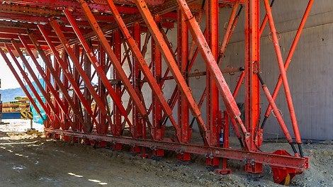 Korišćenjem VARIOKIT sistemskih elemenata montiraju se kolica za izradu oplate tunela, koja su tačno prilagođena potrebama gradilišta.