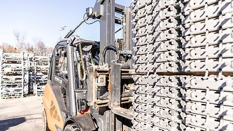 A minimum of components, low-weight material, and self-locking systems.