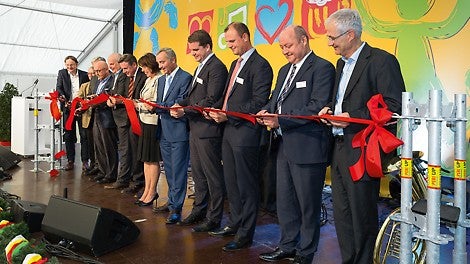 The cutting of the red ribbon symbolized the official factory opening. In the middle of the group Alexander Schwörer and Christl Schwörer, surrounded by the other Managing Directors of the PERI Group Leonhard Braig and Dr. Fabian Kracht, the management of PERI Central Europe as well as the managing director of the new production plant.