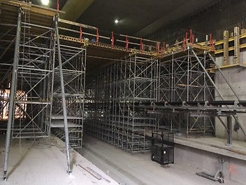 Пропускане на лентовия транспортьор през подпорното скеле и стъпване на различни нива с PERI UP Flex