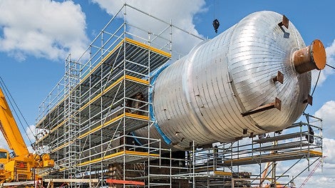 North-east of Edmonton/Alberta, the world&#039;s most modern oil sand refinery has been realised. The facility will produce 150,000 barrels per day, i.e. close to 2.5 million litres of oil. PERI planned and supplied industrial scaffolding solutions, as well as ensured the on-time availability of correspondingly large quantities of materials. 1,500 t of scaffolding equipment was in daily use, and around 1500 people worked on the construction site during peak times.