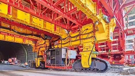 Da die sehr engen Kurvenradien den Transport des Tunnelschalwagens erschwerten, kam ein innovatives Raupensystem für die Fortbewegung zum Einsatz.
