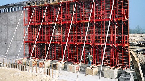 PERI push-pull props have been designed in particular regarding a long service life, low maintenance costs and easy handling.