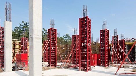 С рамной опалубкой TRIO TRS MR бетонируют квадратные и прямоугольные колонны сечением до 105 см х 105 см с шагом 5 см. Для наращивания высоты с шагом 30 см<br/>используют щиты высотой 60, 120, 270, 300 и 330 см. В колонных элементах TRS есть специальные отверстия в торцах и по ширине щитов для простого и быстрого соединения элементов с помощью колонных болтов. Такое решение экономит время монтажа.