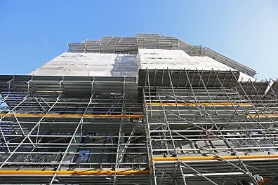 PDC Scaffolding required a facade access system that could be adapted to the building&#039;s geometry, which becomes more irregular as it grows in height.