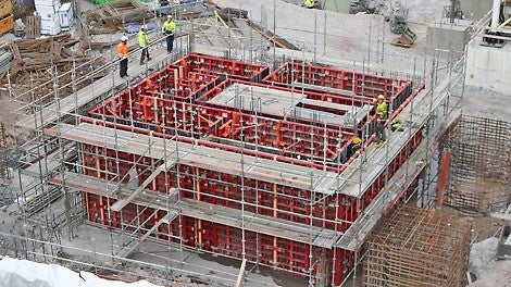 Yhdeltä puolelta sidottava MAXIMO-seinämuotti on omiaan ahtaissa paikoissa.