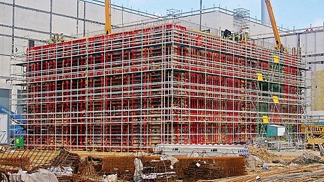 使用PERI UP盘扣式作业脚手架进行施工，确保了为9.90米高的墙体结构安全地进行立模、钢筋绑扎和混凝土浇筑等工作。