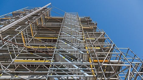 Das PERI Gesamtkonzept berücksichtigte die hohen Verkehrslasten und die eingeschränkten Ankermöglichkeiten, zudem wurden Zugangsmöglichkeiten und Arbeitsbreite an die aufwändigen Fassadenarbeiten angepasst.