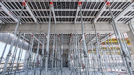 Thanks to the systematic assembly sequence, the SKYDECK Panel Slab Formwork facilitated fast and safe forming of the slabs in the areas between the beams – the panel size determined the position of the props which eliminated the need for any measuring. For larger supporting heights, SKYDECK was also used with MULTIPROP MP 625 Props.
