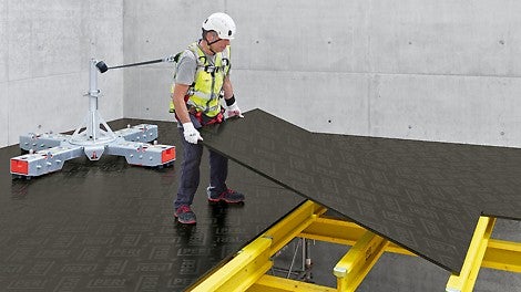 Als Ergänzung zu dem bereits bekannten SKY-Anker für die SKYDECK Deckenschalung zeigt PERI zudem den neuen SKY-Anker Universal, der als Anschlagpunkt für eine Person mit persönlicher Schutzausrüstung dient und flexibel mit gängigen Deckenschalungen einsetzbar ist.