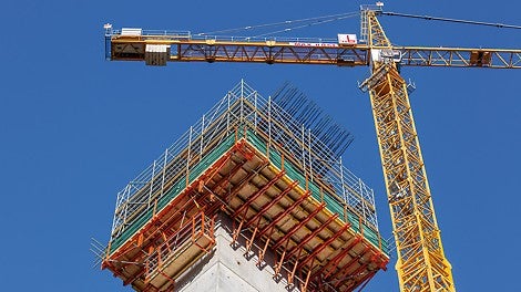 In den komplizierten Aufweitungsbereichen am Pfeilerkopf sorgten Arbeitsbühnen auf Basis der RCS und SCS Klettersysteme für die sichere Lastabtragung. Dazu bot ein umlaufend montiertes PERI UP Bewehrungsgerüst eine sichere Arbeitsumgebung.