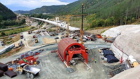 Асемблиране на кофражната количка и обшивката на площадка пред портала на тунела 