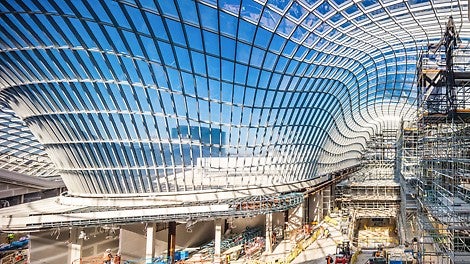 The undulating glass roof provides Australia&#039;s largest shopping centre with a very distinctive design feature. The unique configuration has already attracted a lot of attention. (Photo: David McArthur Parallax Photography)<br/>