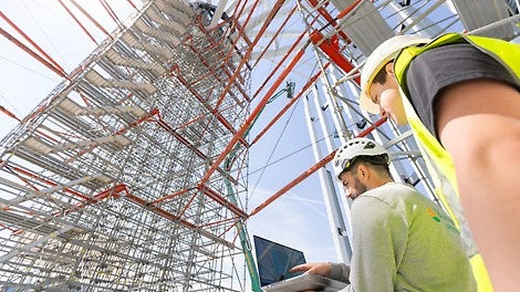 Eine eindrucksvolle PERI UP Trag- und Montagegerüstlösung diente zur Errichtung des Holztragwerks in 32 m Höhe. 