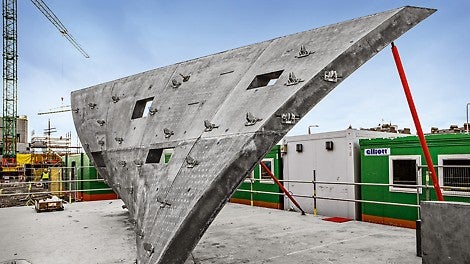 Anticlastic – curved in opposite directions – this wall surface serves as a type model and feasibility study. 