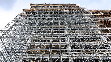 Uz posebno izrađen statički proračun PERI UP Flex noseća konstrukcija korišćena je za podupiranje konzolne ploče na visini od 30 m.