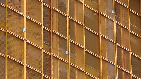 The mesh panels can be telescopilly enabling the system to be adapted to complex layouts