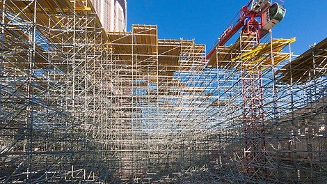 Для удобства монтажа крыши башни из строительных лесов собраны разной высоты. При этом на вершинах башен организованы безопасные рабочие площадки.