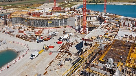 Im Bereich des Gebäudekerns bildet das PERI UP Modulgerüst das geeignete Tragsystem zur Herstellung der bis zu 7 Meter hohen Wandscheiben in 10 bis 16 Metern Höhe.