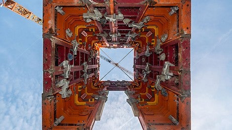 Die MAXIMO Schachtecke MXSE ermöglichte, dass beim Schalen der Aufzugskerne die komplette Innenschalung am Stück umgesetzt werden konnte.<br/>