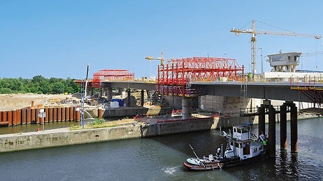 上图是在船闸上部建造桥梁时，使用两台VARIOKIT模板台车的施工情况，桥梁分为13个施工短，以跳仓的方式进行流水施工。