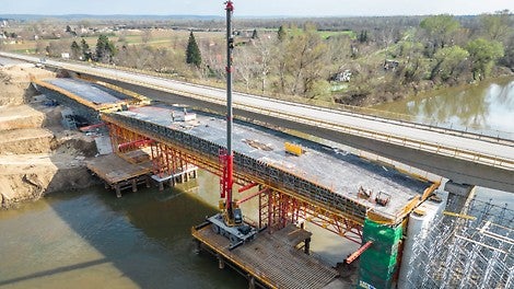 Uz stubove S8 i S9 rešetke se oslanjaju na ALPHAKIT tornjeve dok se na drugom kraju oslanjaju na VST tornjeve.