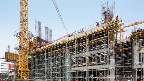 The loads resulting from the parapets, beams and slabs are reliably transferred by means of PERI UP Rosett shoring, also over the distance of several storeys.