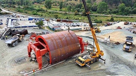 Асемблиране на кофражната количка и обшивката на площадка пред портала на тунела 