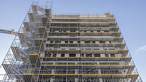 Pro Büroturm sind rund 5.000 m² PERI UP Fassadengerüst im Einsatz. Der Easy Stiel erlaubt dabei sicheres Arbeiten mit vorlaufendem Innen- und Außengeländer sowie den einfachen Anbau von Konsolen und außenliegenden Treppenzugängen.
