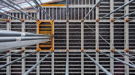 Zusätzliche Systembauteile wie Säulenrahmen und Ausgleichsträger erlauben das einfache und sichere Schließen von Passflächen.