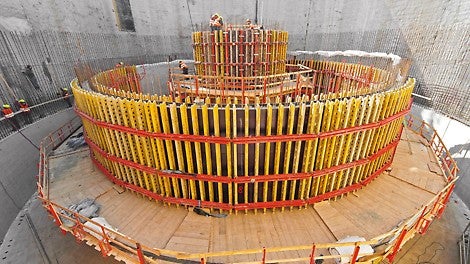 Oboustranné stěnové nosníkové bednění VARIO tvoří kruh jako mnohoúhelník.