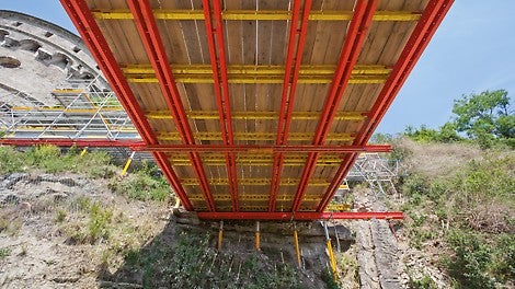 Die aus VARIOKIT Systemteilen gebildete Zwischenplattform diente als Übergang zwischen Treppenturm und Arbeitsgerüst – und war als gleichzeitig genutzte Lagerfläche für 6 kN/m² Belastung ausgelegt.