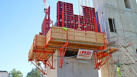 11 kappaletta kuiluja valettiin valmiiksi esiasennetuilla CB 240 –työtasojärjestelmillä yhdessä MAXIMO-järjestelmämuotin kanssa.