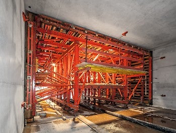 Le portique de coffrage de tunnel VTC permet des solutions sur mesure avec une utilisation optimisée des matériaux pour la construction de tunnels à ciel ouvert et de tunnels miniers. Grâce aux éléments du système VARIOKIT disponibles à la location, les sections variables du projet peuvent être réalisées facilement et à moindre coût, avec des temps de modification réduits.