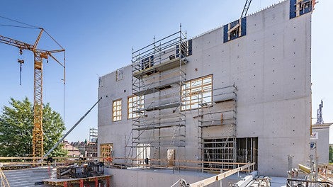 W części środkowej FOYER tworzyć będzie przestrzeń otoczoną ścianami z betonu architektonicznego na wysokość 17 m. 