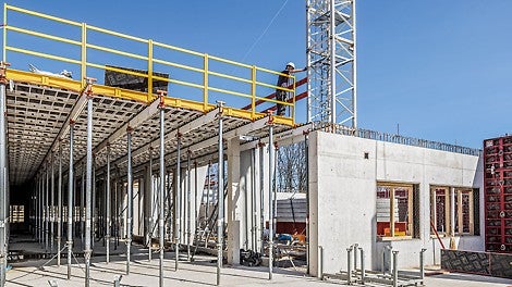 Die SKYDECK Paneel-Deckenschalung sorgt für eine hohe Zeitersparnis beim Schalen der Decken, entsprechende System-Geländereinheiten sichern die Absturzkante der eingeschalten Deckenfelder.