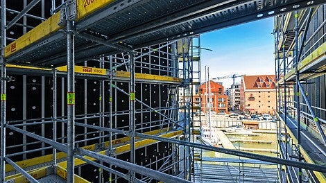 Podesty rusztowania PERI UP Easy posiadają zintegrowane zabezpieczenie przed podnoszeniem. Nie ma konieczności stosowania dodatkowych elementów. Fot. Wojciech Dziedzic