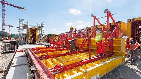 使用模板台车浇筑水闸之间的廊道，台车也是使用派利的系统组件为项目专门设计的。