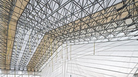 Nach Fertigmontage des LGS Wetterschutzdaches konnte das Flachdach innerhalb der heruntergekühlten Dacheinhausung auch bei hohen Außentemperaturen segmentweise saniert werden.