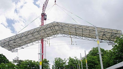 Når kassetterne er bygget sammen, hejses det på plads ved hjælp af en kran.