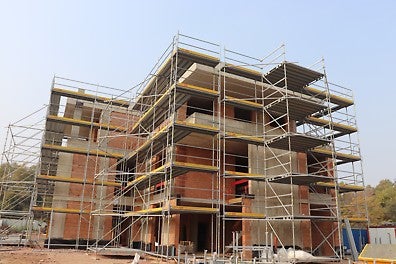 Фасадно скеле PERI UP Easy в комбинация с модулната система PERI UP Flex