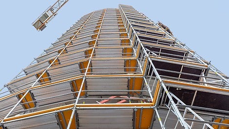 Die baubegleitende Einrüstung des 40 m hohen, 10-geschossigen Rundturms erfolgte polygonal, ausschließlich mit PERI UP Systembauteilen ohne aufwendige Rohr-Kupplungsverbindungen.