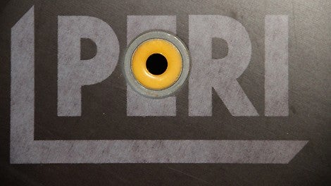 Установка гильз под тяжи на немецком гидравлическом оборудовании увеличивает оборачиваемость фанеры.