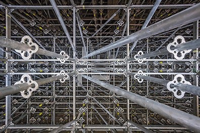 Der PERI UP Stützturm ist mit einheitlichem Rastermaß in allen drei Dimensionen maximal anpassbar.<br/>