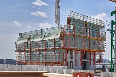 Die Arbeitsbühnen können bei Bedarf eingehaust werden, wodurch die Schalungsarbeiten witterungsunabhängig verrichtet werden können <br/>