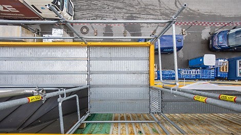 Bei Gebäudevorsprüngen konnte von 67 cm Breite nahtlos in ein 1,00-m-Gerüst übergegangen werden.