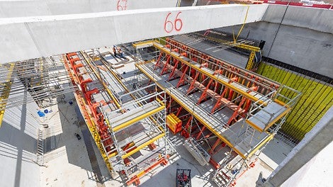 In bis zu 12 m Tiefe werden Bodenplatte, Wände und Decke aufgelöst, also unabhängig voneinander hergestellt. In Taktlängen von jeweils 10 m werden zuerst die Außenwände im Pilgerschrittverfahren betoniert.